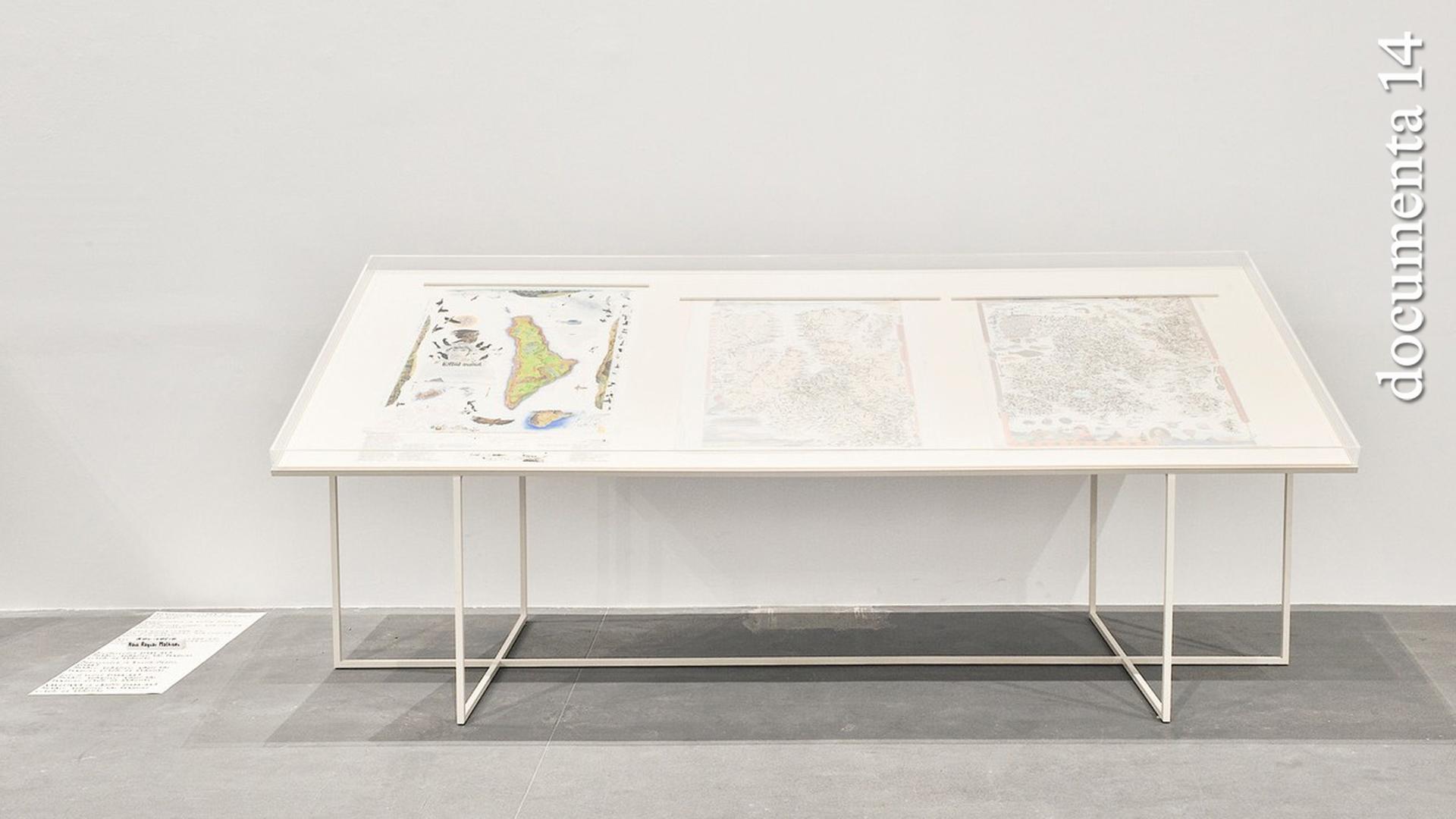 Drei Sapmi-Landkarten von Keviselie/Hans Ragnar Mathisen liegen in einem Schaukasten in der "Nikos-Kessanlis"-Ausstellungshalle der Hochschule der Bildenden Künste Athen (ASFA).
