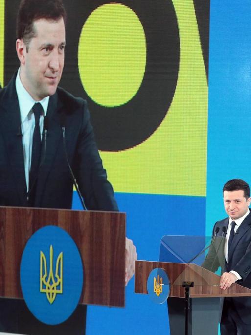 Der ukrainische Präsident Wolodymyr Selenskyj steht an einem Rednerpult.