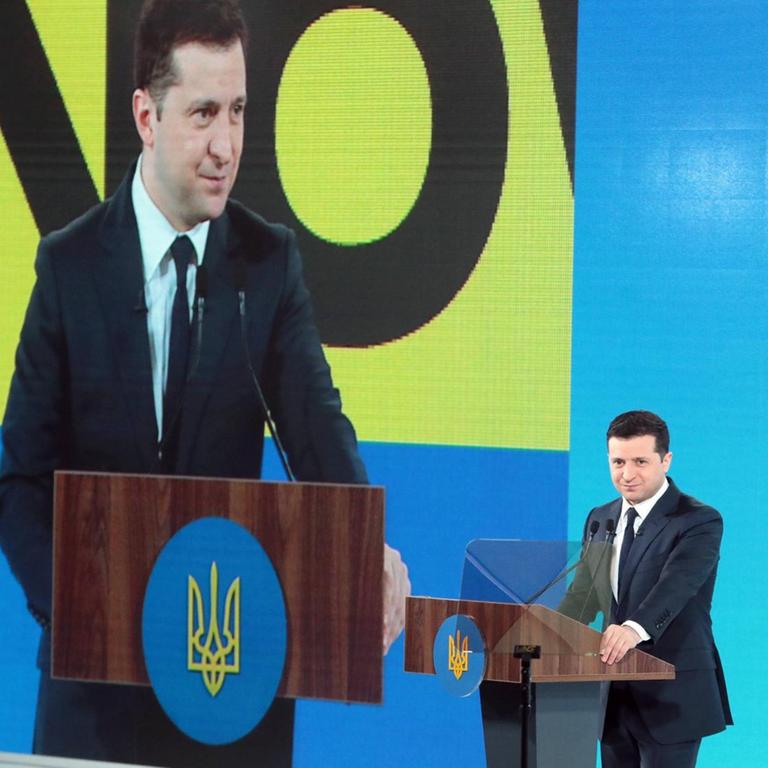 Der ukrainische Präsident Wolodymyr Selenskyj steht an einem Rednerpult.