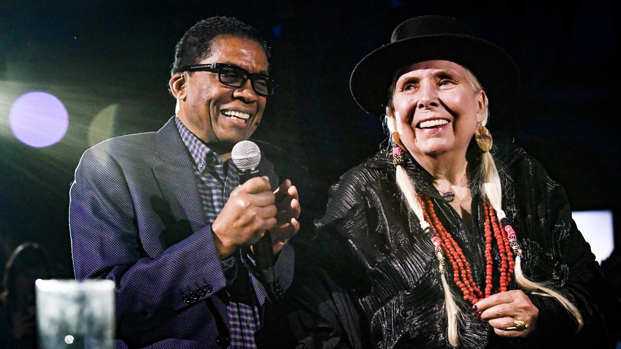 Der Musiker Herbie Hancock zusammen mit der Sängerin Joni Mitchell 