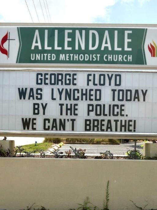 Eine Kirche in Florida demonstriert auf ihrer Ankündigungstafel gegen Polizeigewalt. Der Text lautet: "George Floyd wurde heute von der Polizei ermordet. Wir können nicht atmen!"