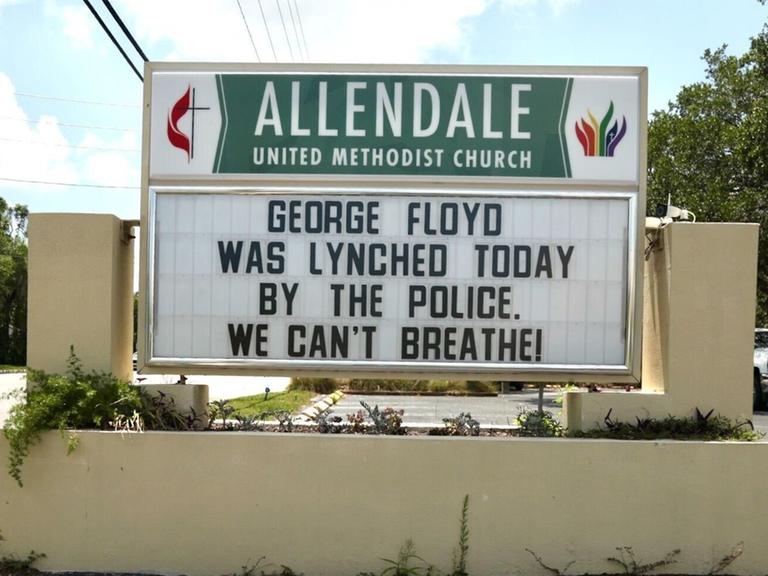 Eine Kirche in Florida demonstriert auf ihrer Ankündigungstafel gegen Polizeigewalt. Der Text lautet: "George Floyd wurde heute von der Polizei ermordet. Wir können nicht atmen!"