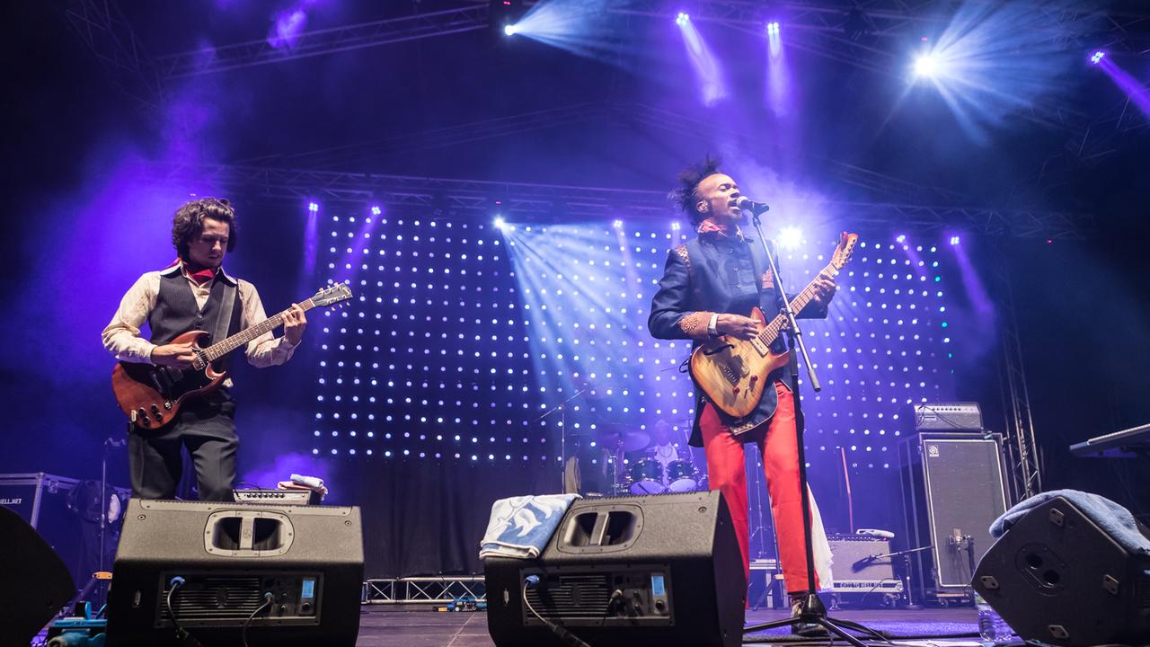 Fantastic Negrito und ein Mann mit Gitarre stehen auf der Bühne des Blues Festivals Schöppingen 2019.