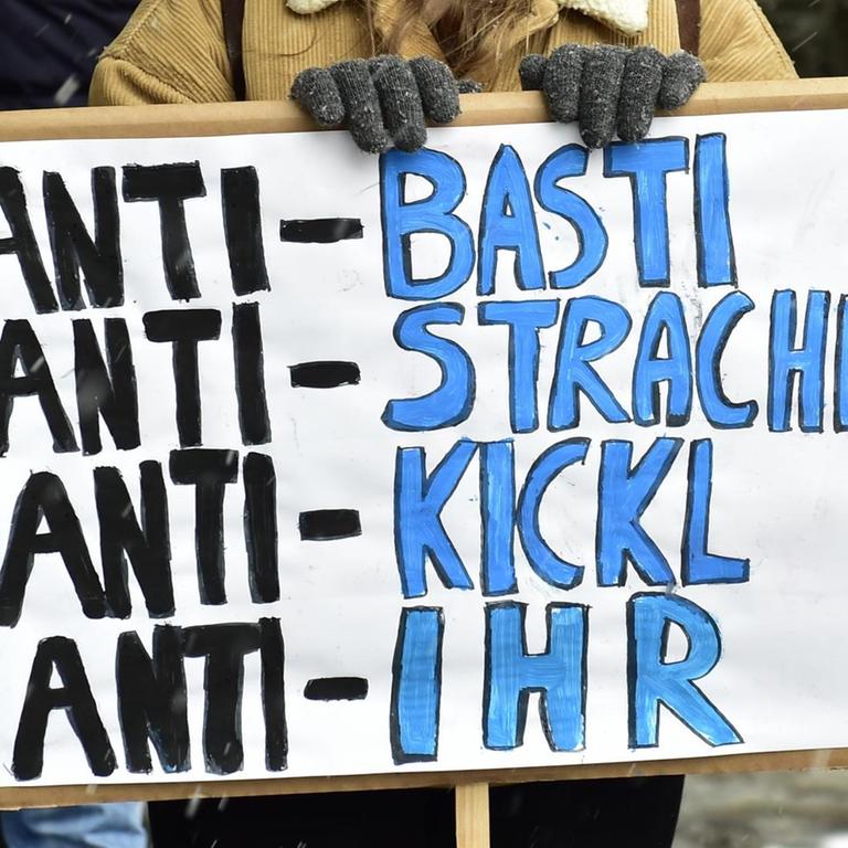 Demonstration gegen Schwarz-Blau Gemeinsam gegen Rechtsruck, Rassismus und Sozialabbau".