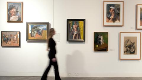 Eine Ausstellungsbesucherin geht am Donnerstag (31.01.2008) in den Räumen des Felix-Nussbaum-Hauses in Osnabrück an dem neuen Gemälde "Mann mit Blume" (Öl auf Leinwand, 1938) (Mitte) entlang.