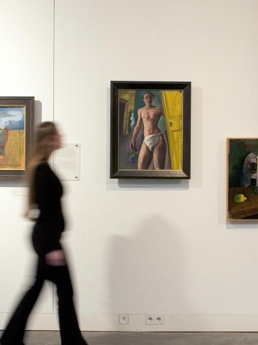 Eine Ausstellungsbesucherin geht am Donnerstag (31.01.2008) in den Räumen des Felix-Nussbaum-Hauses in Osnabrück an dem neuen Gemälde "Mann mit Blume" (Öl auf Leinwand, 1938) (Mitte) entlang.