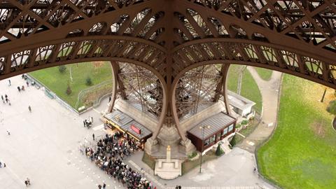 Eingang zum Eiffelturm in Paris