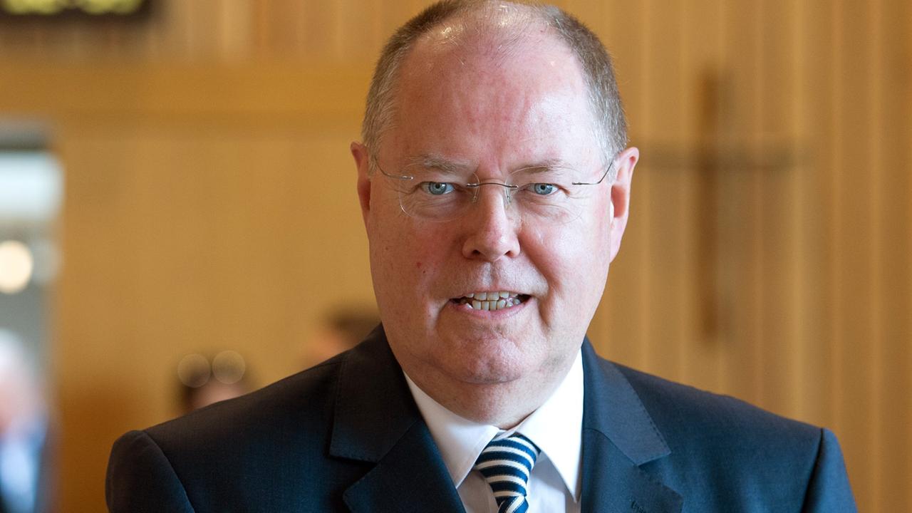 Porträt von Peer Steinbrück in einem Flur des NRW-Landtags. Porträt von Peer Steinbrück in einem Flur des NRW-Landtags.