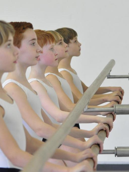 Übung an der Stange: Kinder in der Staatlichen Ballettschule Berlin