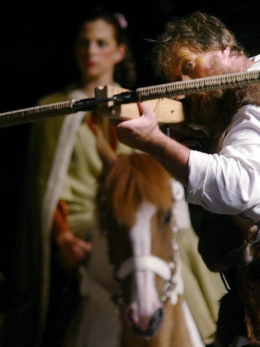 Wilhelm Tell schießt in Interlaken während der Premierenvorstellung der Tell-Freilichtspiele 2003 den berühmten Apfelschuss.