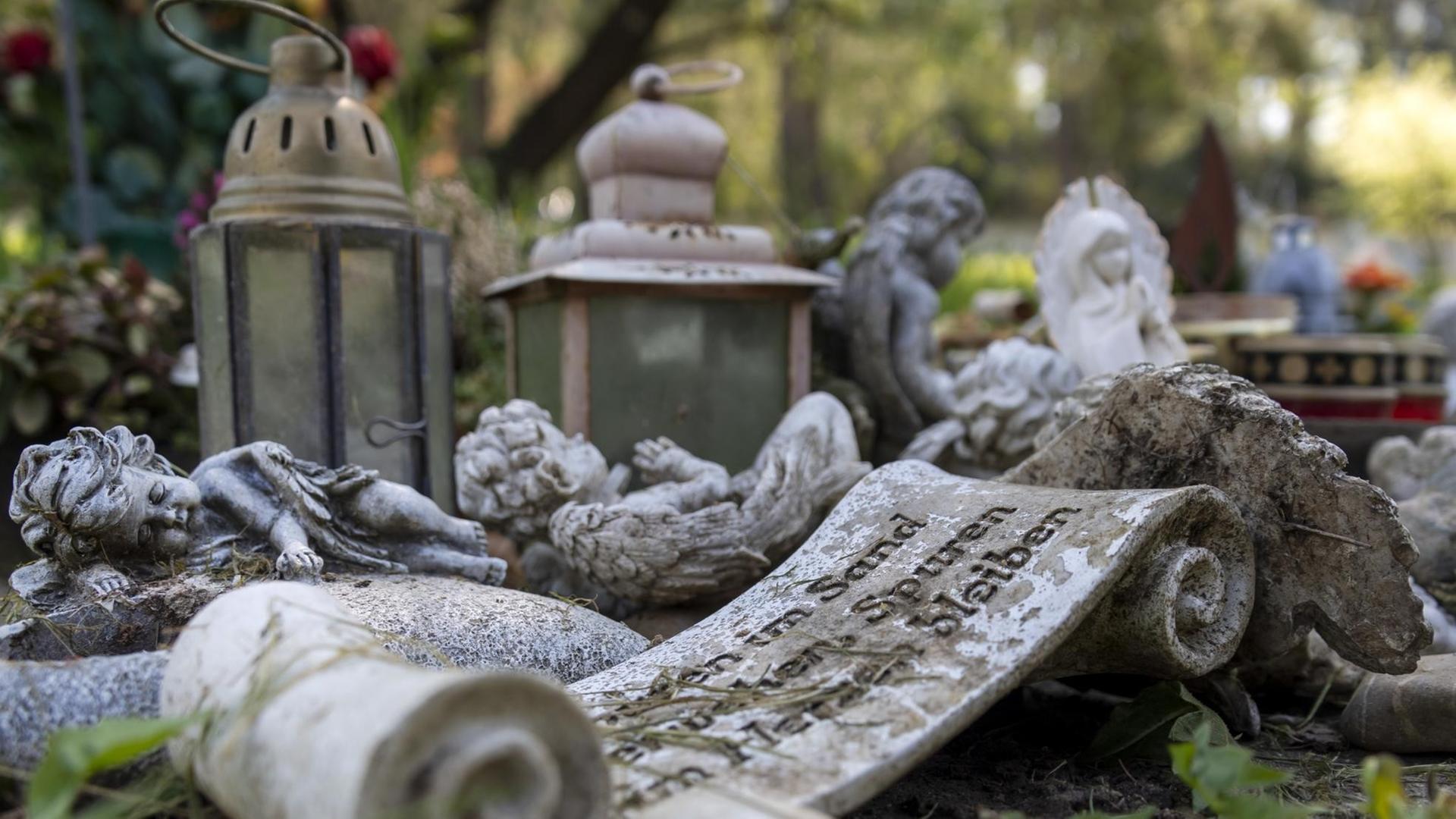 Ausrangierte Grabdekoration auf dem Friedhof am Hoernli in Riehen