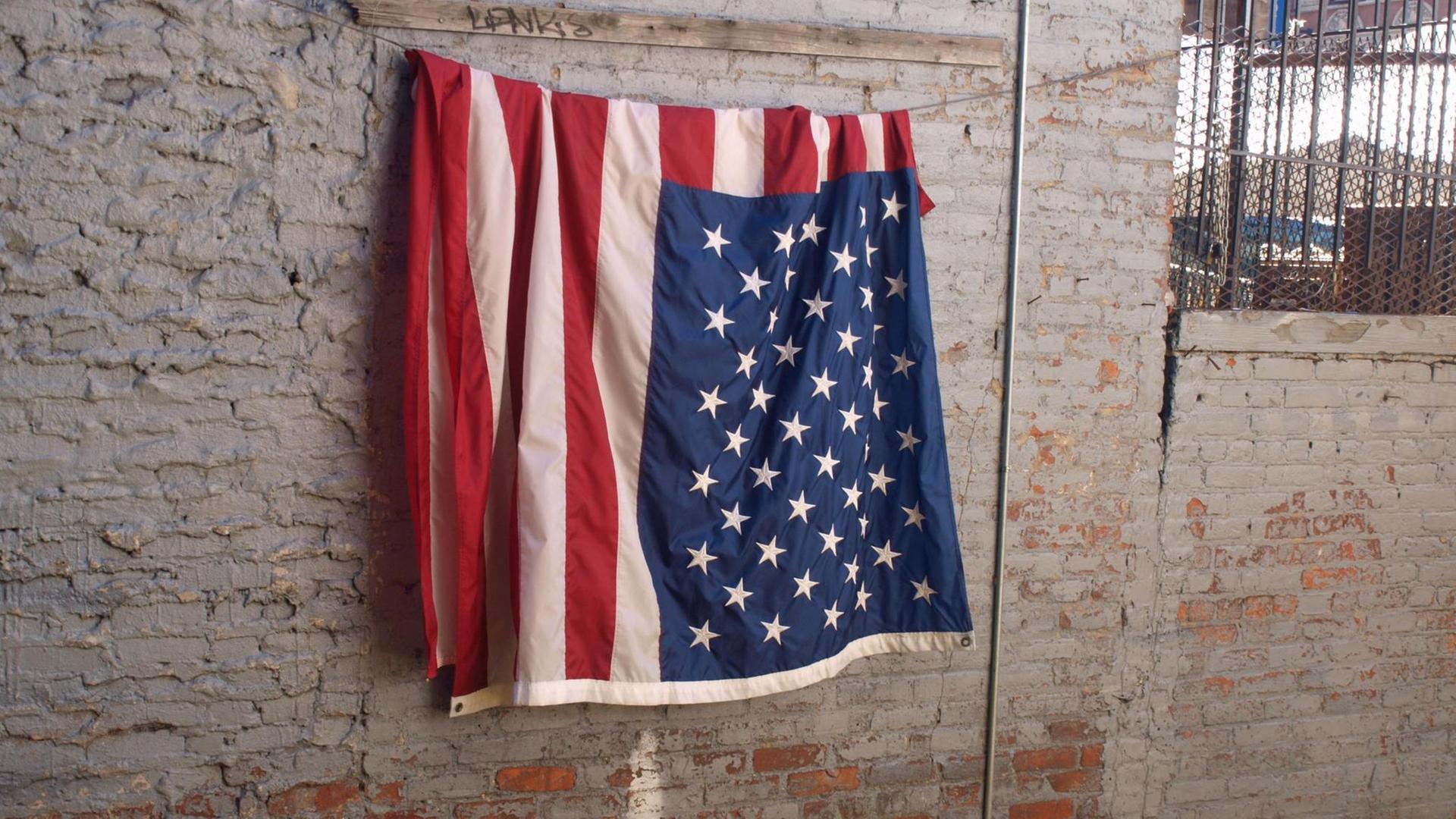 Flagge der USA hängt an einer Wand in New York