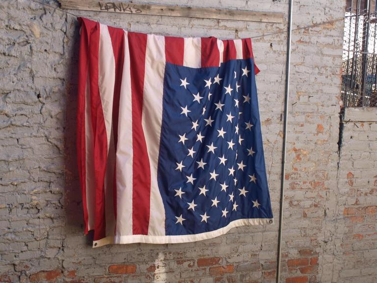 Flagge der USA hängt an einer Wand in New York