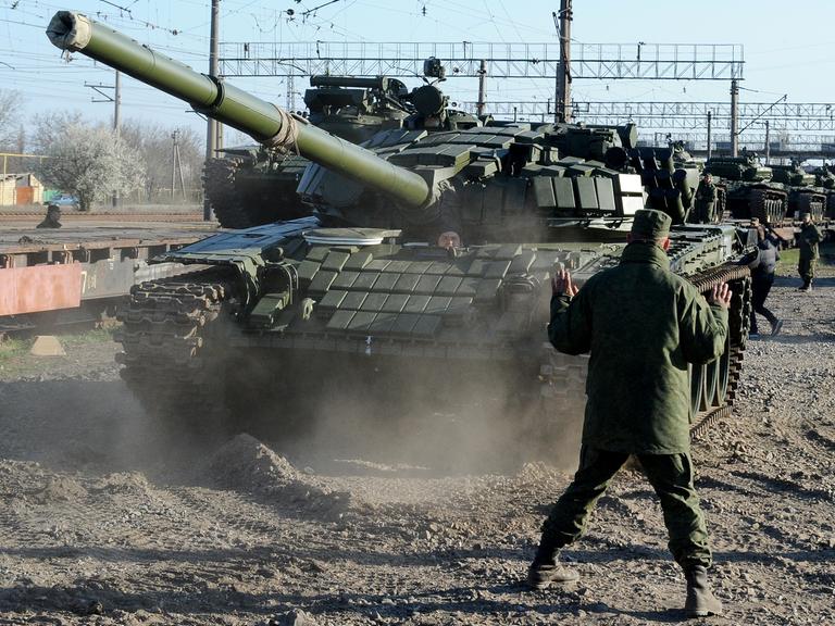Ein russischer Panzer (hier auf der Krim) - die Ukraine bezichtigt Russland mehrer Grenzverletzungen.