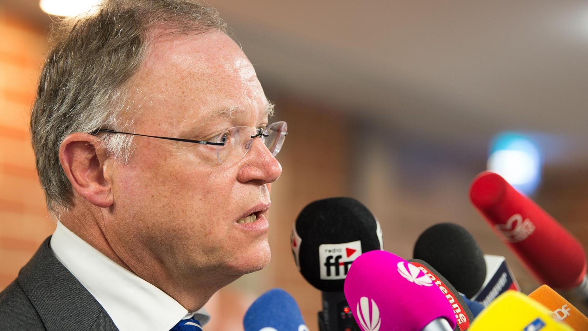 Niedersachsens Ministerpräsident Stephan Weil (SPD) spricht im Landtag in Hannover vor Medienvertretern.