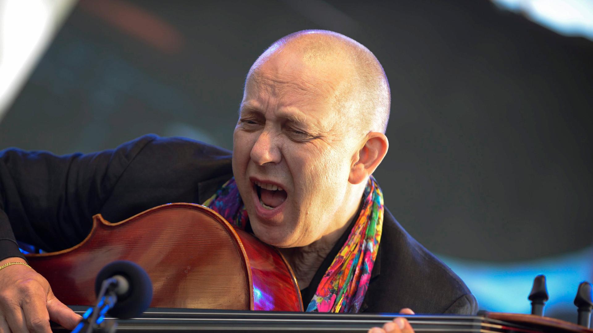 Der holländische Musiker Ernst Reijseger spielt auf einem Cello.