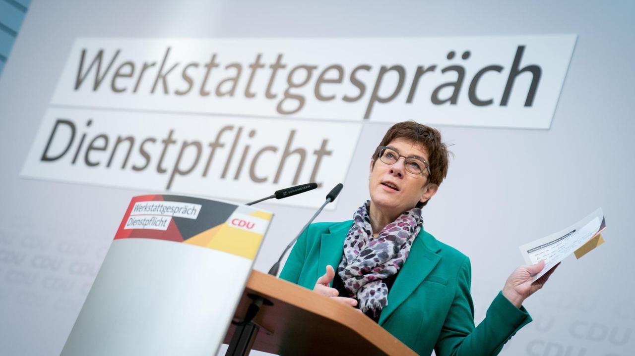 Annegret Kramp-Karrenbauer (CDU), Bundesverteidigungsministerin und damals CDU-Bundesvorsitzende, spricht im November 2019 über eine allgemeine Dienstpflicht