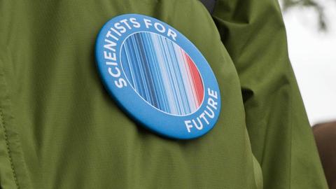Nahaufnahme einer Anstecknadel mit dem Schriftzug "Scientists for Future".
