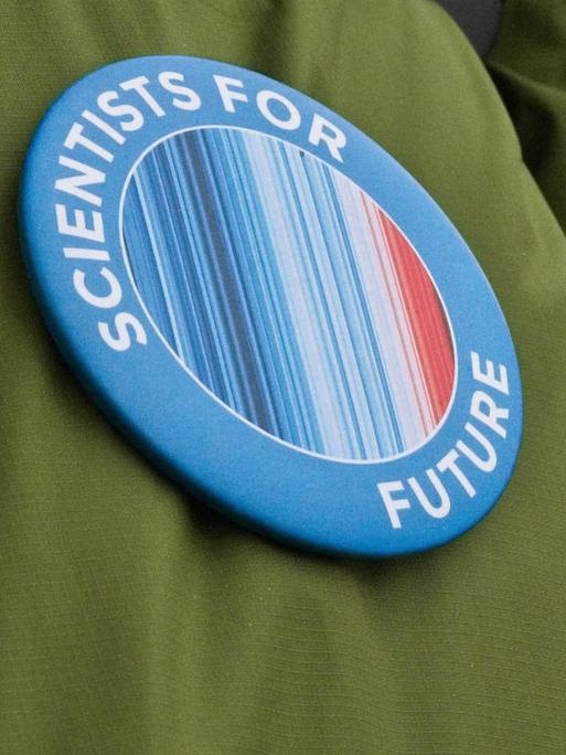 Nahaufnahme einer Anstecknadel mit dem Schriftzug "Scientists for Future".