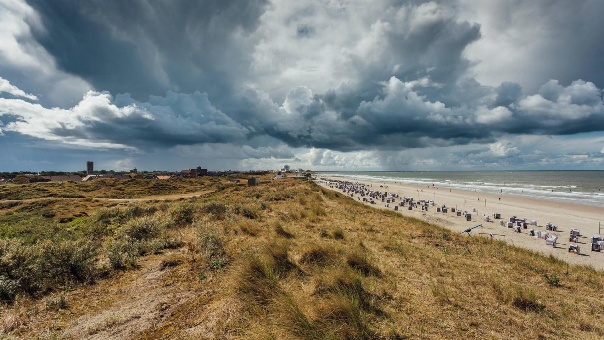 Regenwolken über den Randdünen am Nordstrand von Norderney