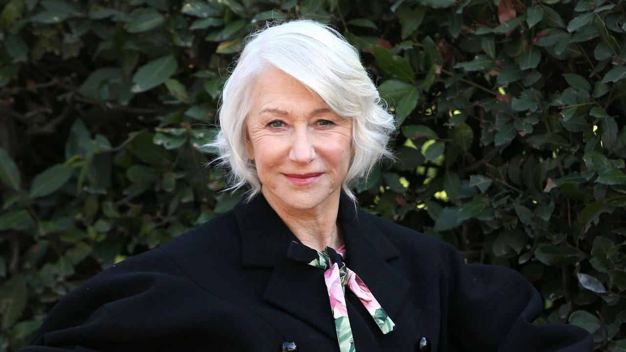 Ein Porträtfoto der Schauspielerin Helen Mirren im Freien.