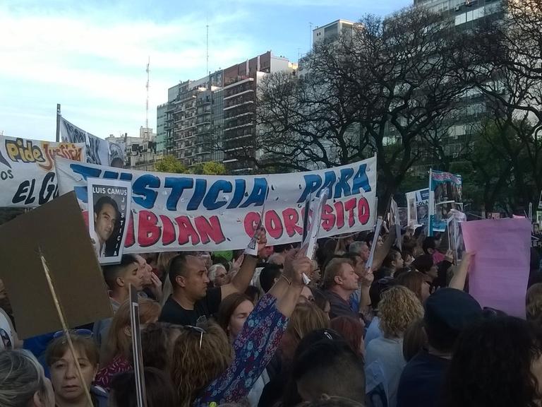 Eine große Menschenmenge hat sich zu einer Demonstration zusammen gefunden. Sie halten Transparente hoch, um gegen die mangelhafte Justiz in Argentinien zu protestieren.