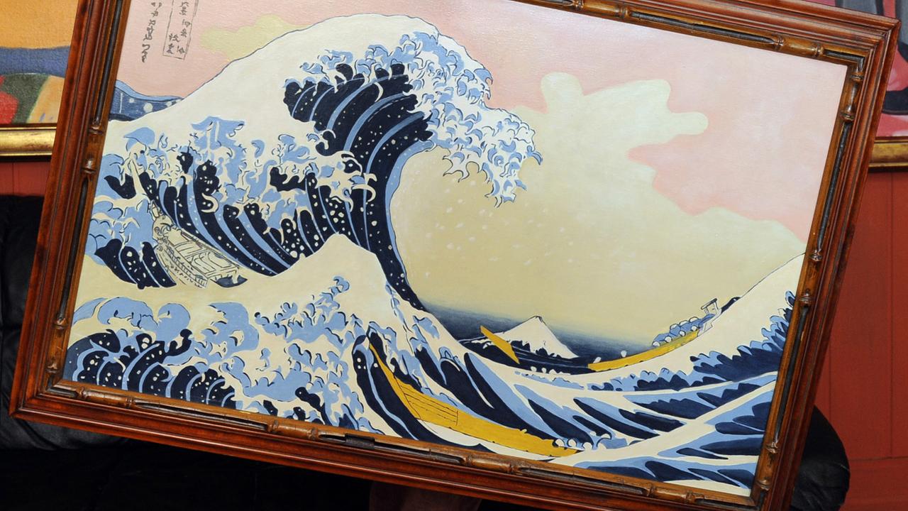 Eine Kopie des berühmten Holzschnitts "Die große Welle vor Kanagawa" des Japaners Katsushika Hokusai, die der Berliner Künstler Semjon Posin zum Verkauf anbietet.
