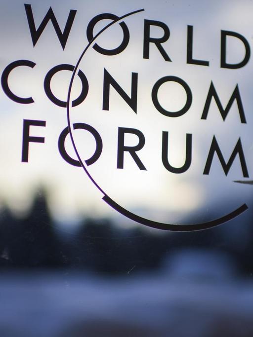 Das Logo des Weltwirtschaftsforums in Davos in der Schweiz