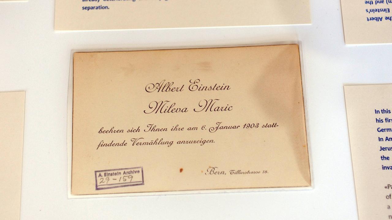 Eine Originaleinladung zur Hochzeit von Albert Einstein und Mileva Maric liegt zwischen anderen Dokumenten.