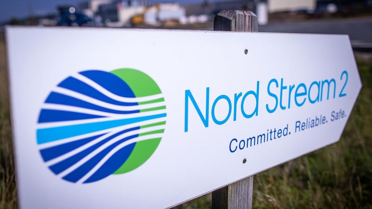 Lubmin: Ein Wegweiser steht vor der Erdgasempfangsstation der Ostseepipeline Nord Stream 2.