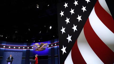 epa05557692 Republican Donald Trump (L) and Democrat Hillary Clinton (R) debate during the first Presidential Debate at Hofstra University in Hempstead, New York, USA, 26 September 2016. The only Vice Presidential debate will be held on 04 October in Virginia, and the second and third Presidential Debates will be held on 09 October in Missouri and 19 October in Nevada. EPA/ANDREW GOMBERT |