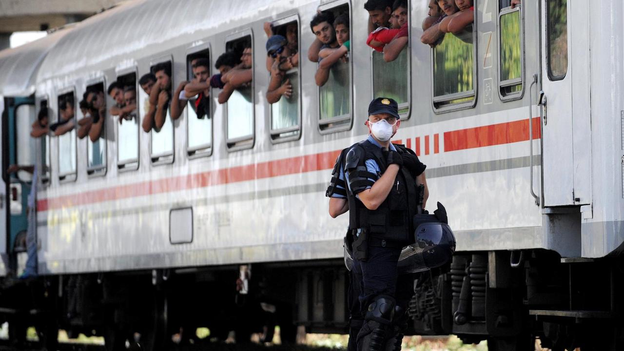 Kroatische Polizei neben einem Zug mit Flüchtlingen in der Nähe von Zagreb