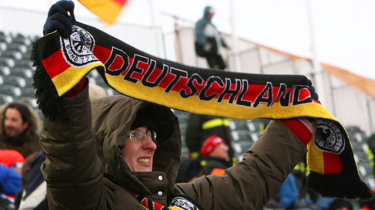 Deutsche Fans auf halbleeren Rängen bei den Olympischen Winterspielen 2006.
