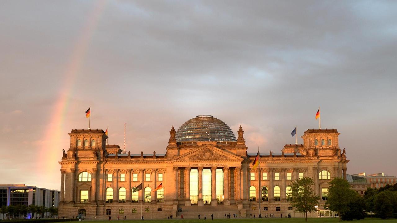 Ein Regenbogen ist am 30.07.2015 in Berlin über dem Reichstag am Himmel zusehen.