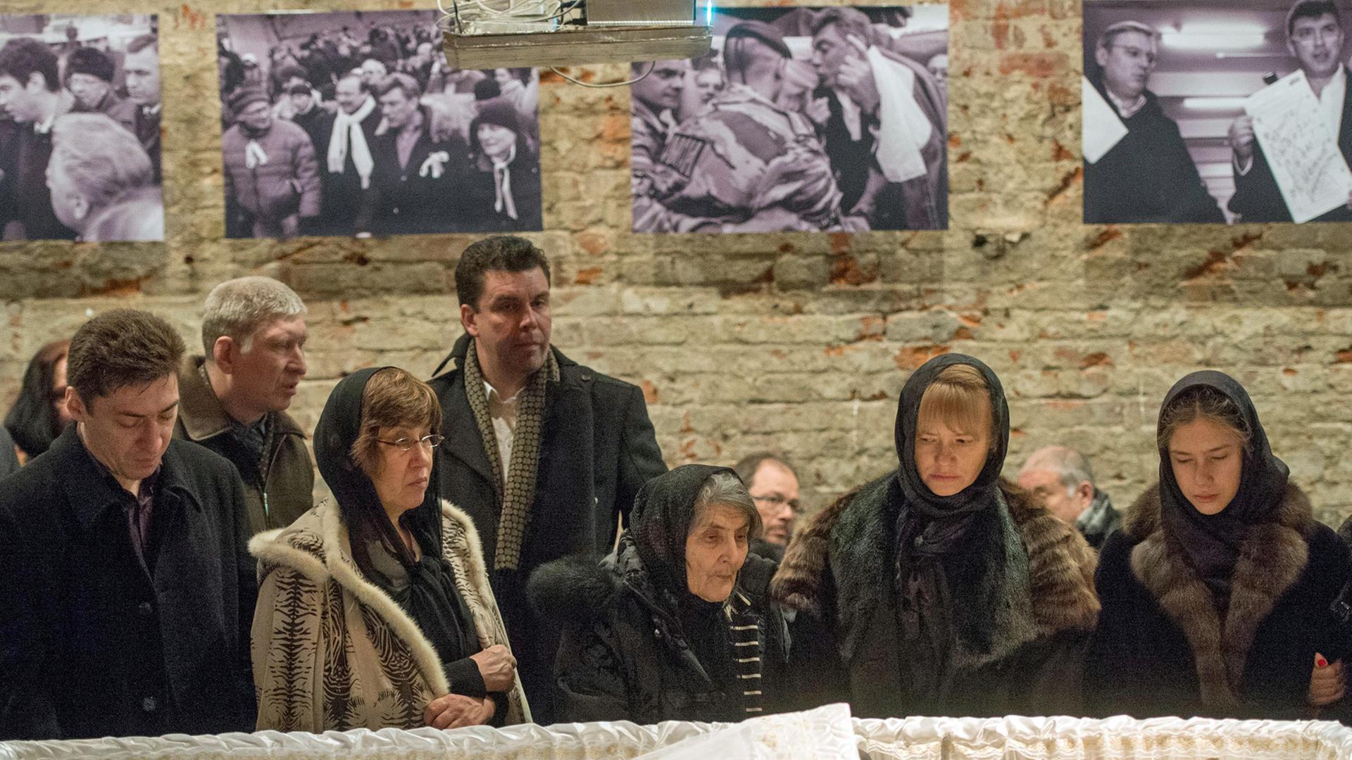 Freunde und Verwandte nehmen im Moskauer Sacharow-Zentrum Abschied von Boris Nemzow.