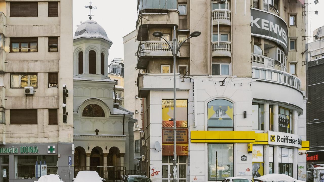 Eine Kirche liegt versteckt in einer Gasse zwischen zwei Hochhäusern
