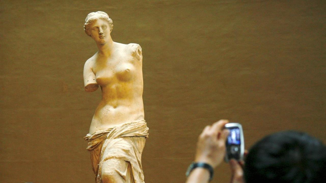 Touristen fotografieren mit dem Mobiltelefon die Venus von Milo im Louvre in Paris, aufgenommen am 21.06.2006.
