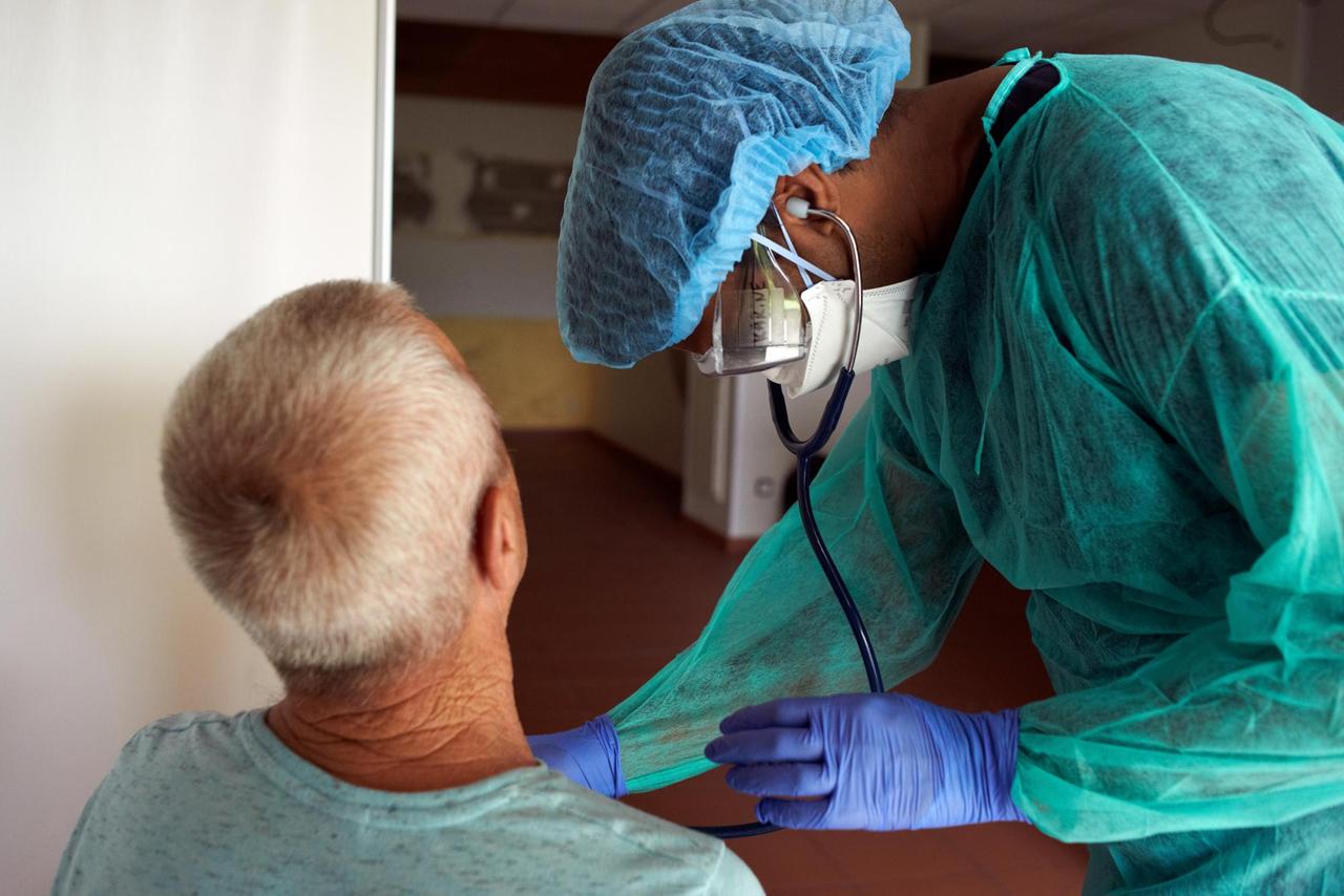 Ein Patient in Toulouse wird abgehört Ein Patient in Toulouse wird abgehört
