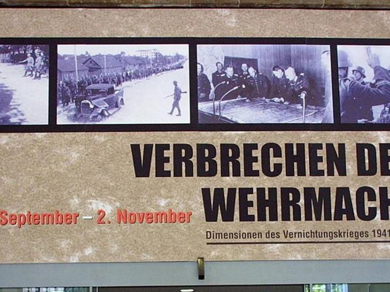 Das Eingangsportal der Ausstellung "Verbrechen der Wehrmacht" im September 2003 im Dortmunder Museum für Kunst und Kulturgeschichte