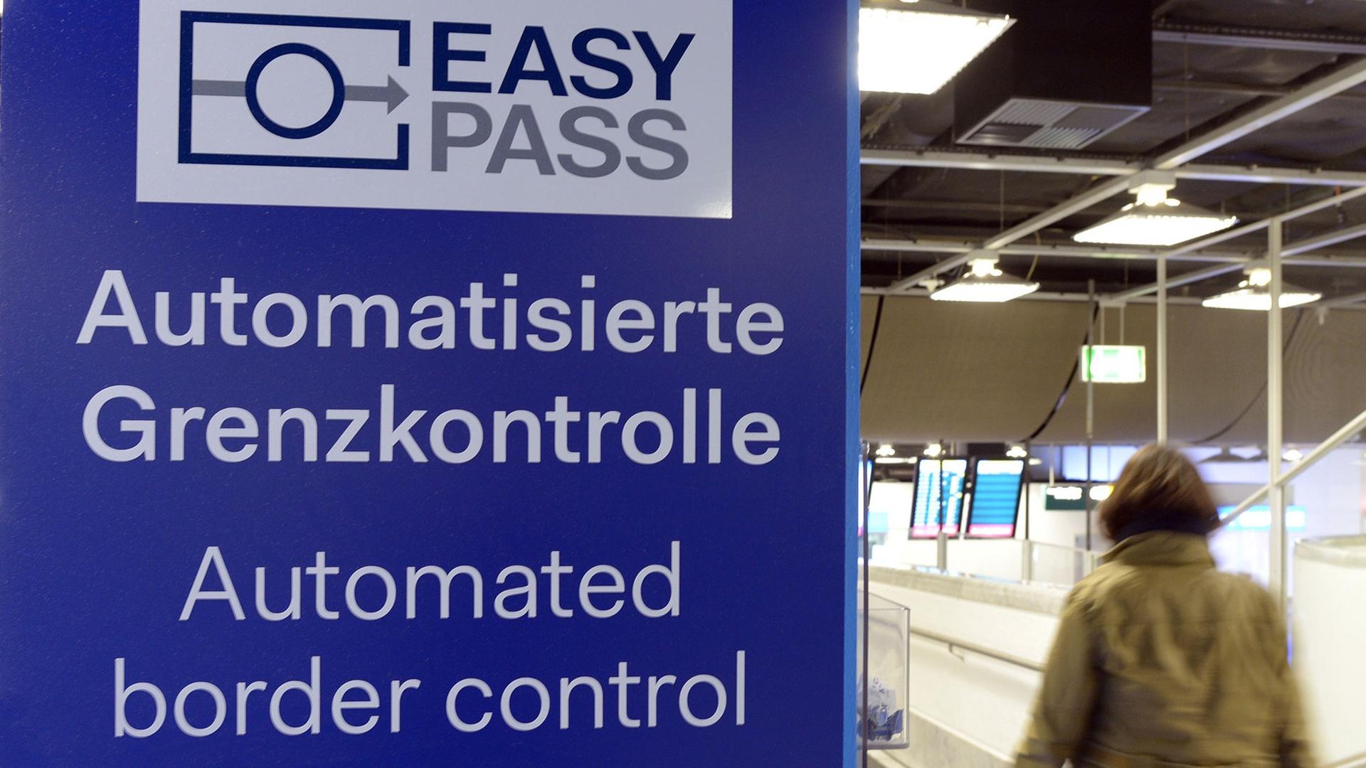 Eine Frau benutzt am 02.05.2014 auf dem Flughafen in Düsseldorf (Nordrhein-Westfalen) die automatisierte Grenzkontrolle. Eine Frau benutzt am 02.05.2014 auf dem Flughafen in Düsseldorf (Nordrhein-Westfalen) die automatisierte Grenzkontrolle.