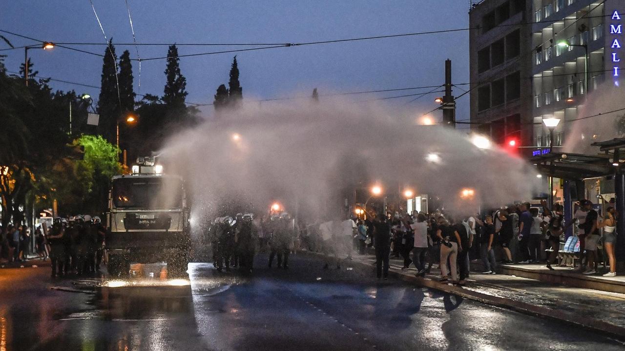 Proteste gegen die Impfpflicht für Krankenhauspersonal in der griechischen Hauptstadt Athen. Die Polizei setzt Tränengas gegen die Demonstranten ein.