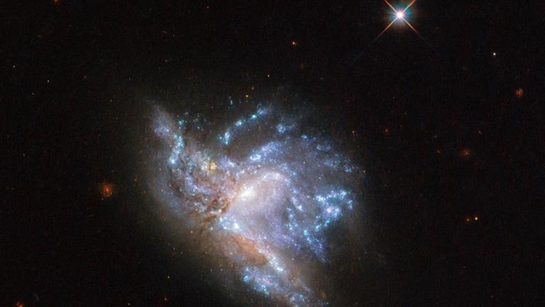 Die Galaxie NGC 6052 entpuppte sich als System zweier einander durchdringender Galaxien und zeigt damit die ferne Zukunft des Systems Milchstraße/Andromeda-Galaxie an