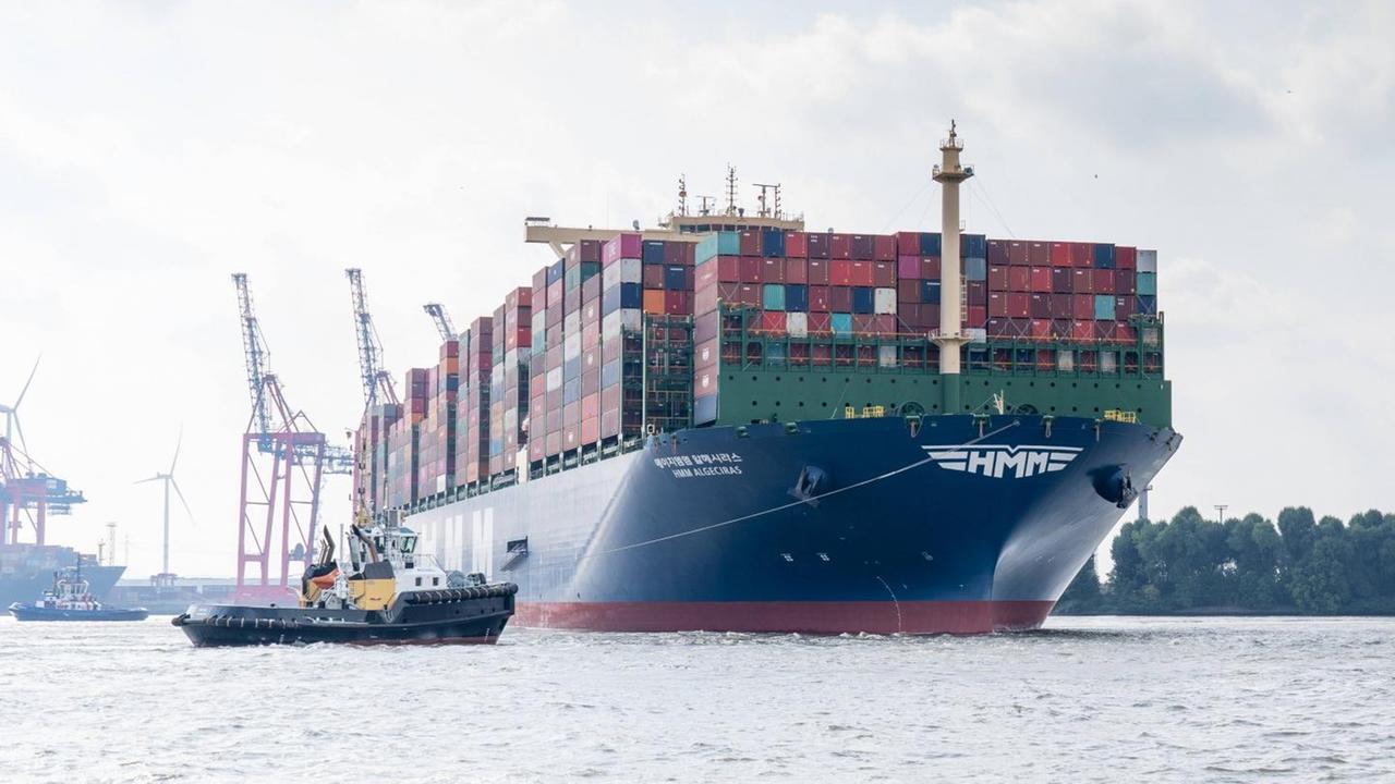 Größtes Containerschriff der Welt im Hamburger Hafen: Der Frachter Algeciras der Reederei Hyundai Merchant Marine legt am Container-Terminal Burchardkai in Hamburg Waltershof an.
