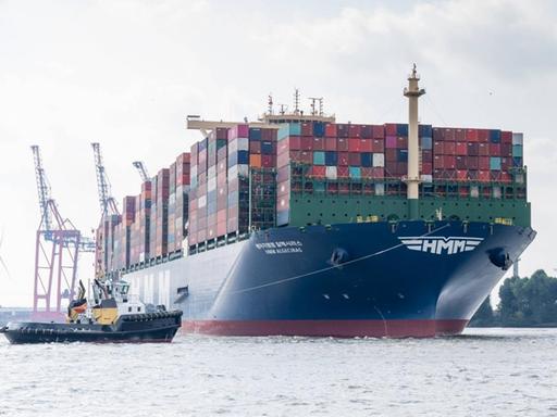 Größtes Containerschriff der Welt im Hamburger Hafen: Der Frachter Algeciras der Reederei Hyundai Merchant Marine legt am Container-Terminal Burchardkai in Hamburg Waltershof an.