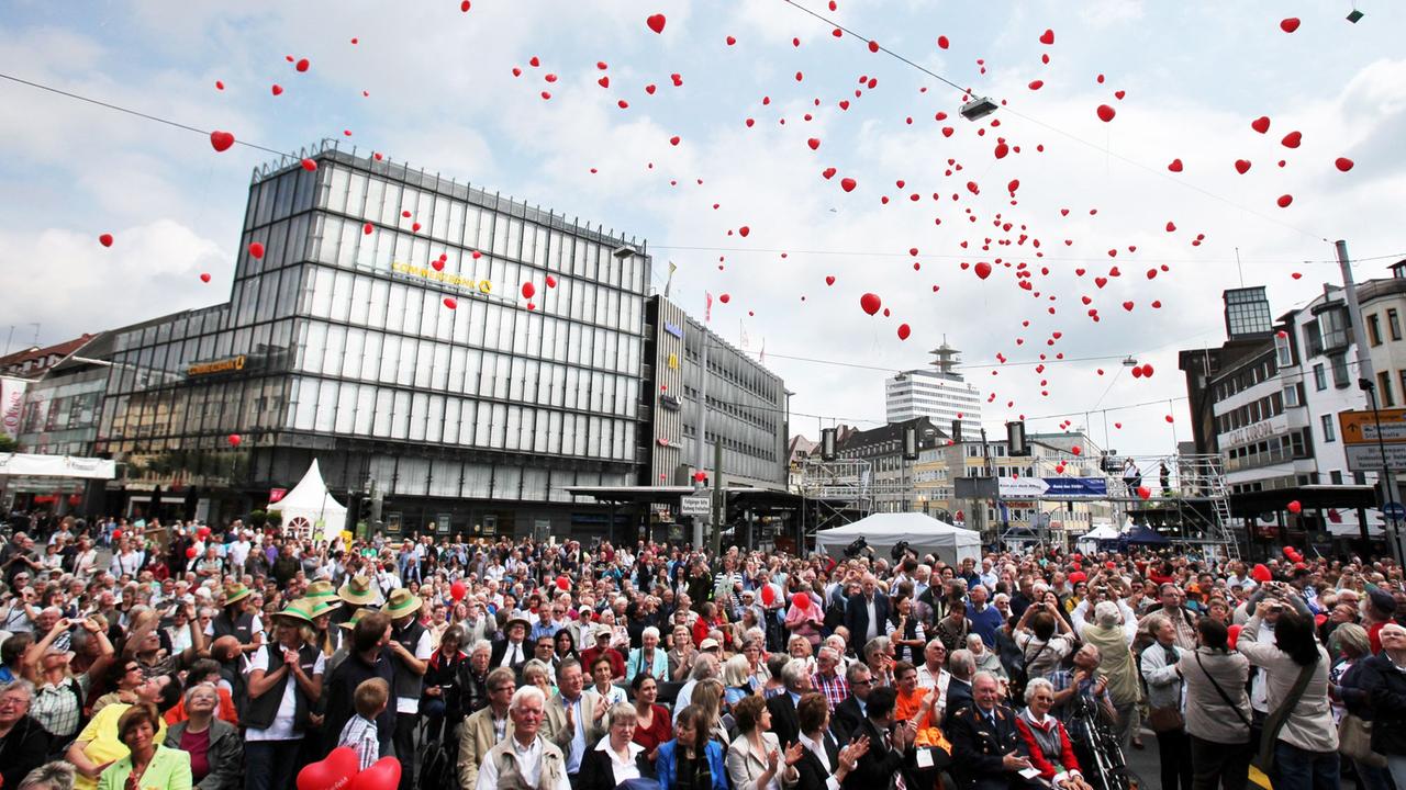 Luftballons steigen in den Himmel am NRW-Tag am 28.06.2014 in Bielefeld.