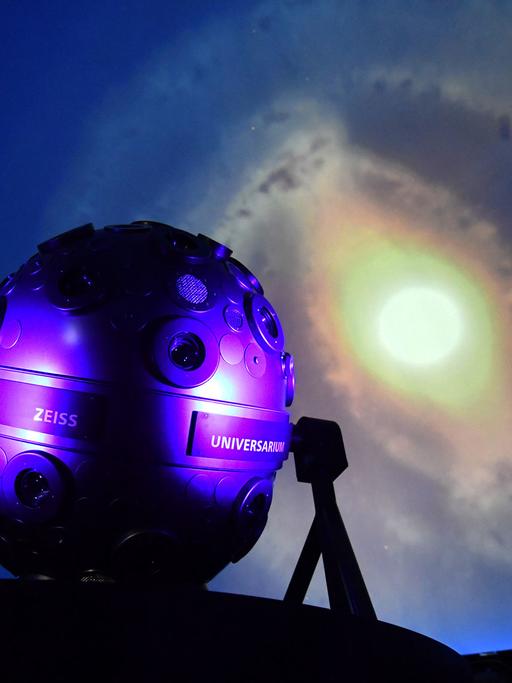 Im Zeiss-Großplanetarium in Berlin Prenzlauer Berg werden am 23.08.2016 bei einem Pressetermin in der 23-Meter-Kuppel Ausschnitte aus den neuen Programmen gezeigt. Nach zwei Jahren Umbau öffnet das Planetarium als modernstes Wissenschaftstheater Europas am 25. August wieder seine Türen.
