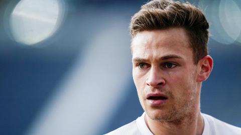 Der Fußballer Joshua Kimmich (FC Bayern) in einem weißen Trikot, hat den Mund halb geöffnet und schaut mit gerunzelter Stirn in die Ferne