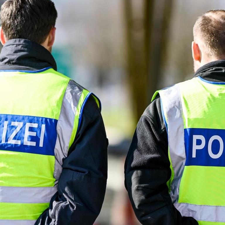 16.03.2020, Schweiz, Kreuzlingen: Deutsche Polizisten kontrollieren Einreisende am Grenzübergang in Kreuzlingen.