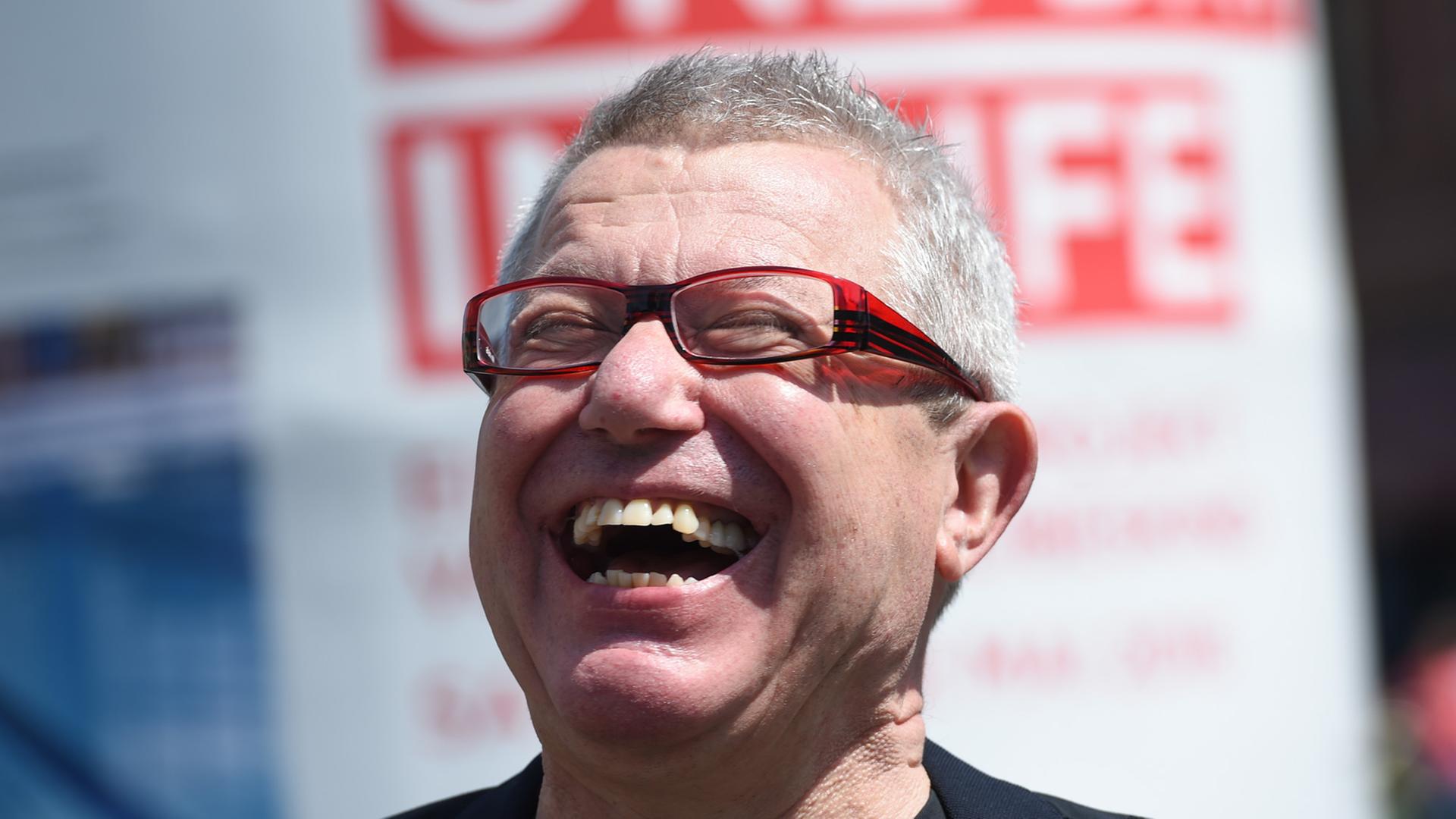 Der US-amerikanische Architekt und Stadtplaner polnischer Herkunft, Daniel Libeskind, lacht auf dem Opernplatz in Frankfurt am Main; Aufnahme vom Mai 2016 Der US-amerikanische Architekt und Stadtplaner polnischer Herkunft, Daniel Libeskind, lacht auf dem Opernplatz in Frankfurt am Main; Aufnahme vom Mai 2016