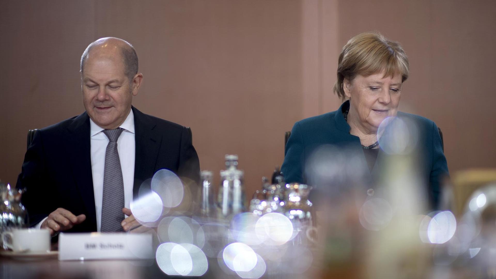 Olaf Scholz, Bundesfinanzminister und Vizekanzler SPD, und Angela Merkel, Bundeskanzlerin CDU,v.l.n.r., vor der Kabinettssitzung im Berliner Kanzleramt in Berlin.